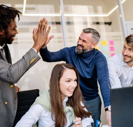 Een diverse groep werknemers die samenwerken in een kantooromgeving, gericht op positieve werkcultuur en betrokkenheid.