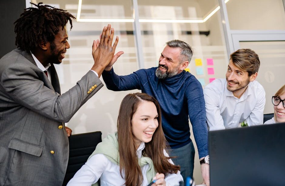 Een diverse groep werknemers die samenwerken in een kantooromgeving, gericht op positieve werkcultuur en betrokkenheid.
