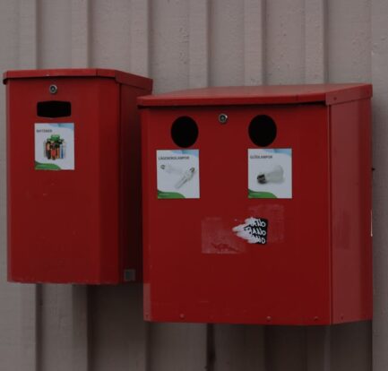 Diverse duurzame batterijalternatieven in een groene omgeving, symboliserend milieuvriendelijke energieopslag.