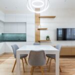 Stijlvol wit tv-meubel in een modern interieur met elegante woonaccessoires.