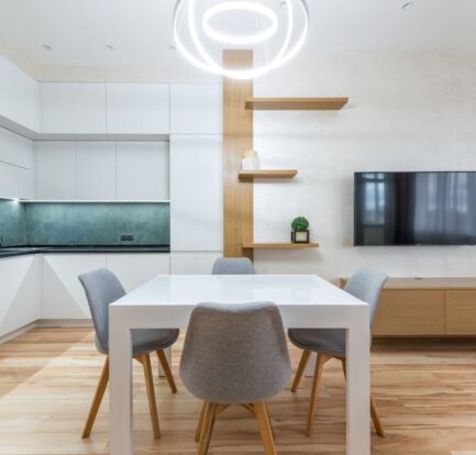 Stijlvol wit tv-meubel in een modern interieur met elegante woonaccessoires.